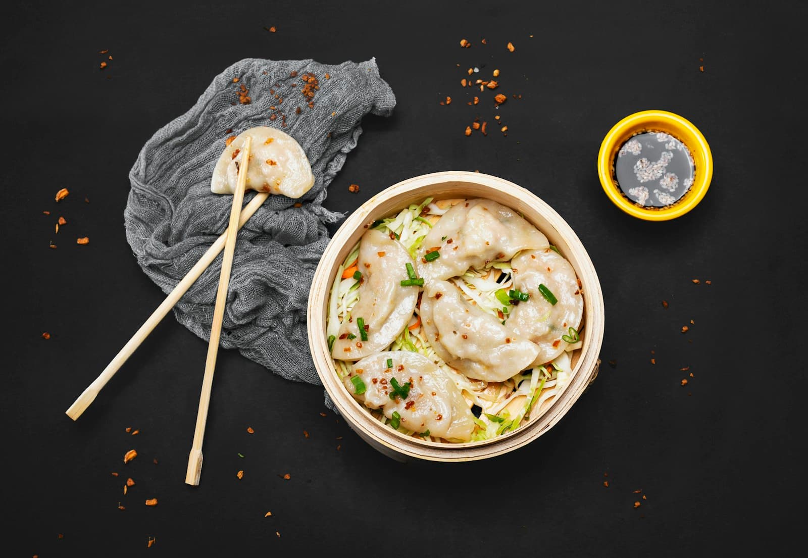 Boiled pork and cabbage dumplings